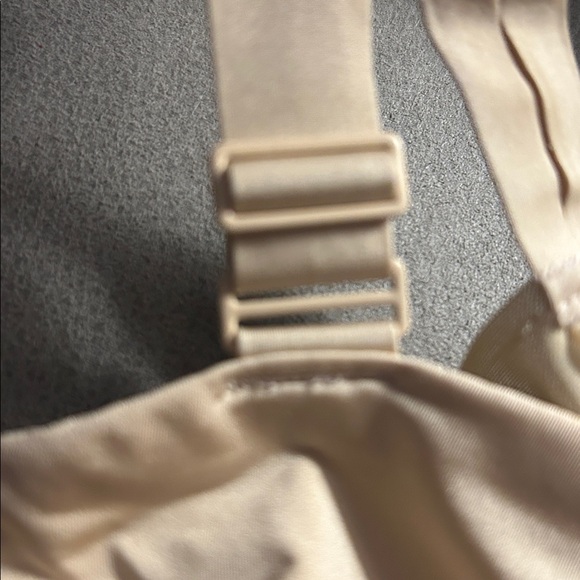 SKIMS No Show Molded Unlined Balconette Bra flaw last photo 38DD 154 - Picture 8 of 8